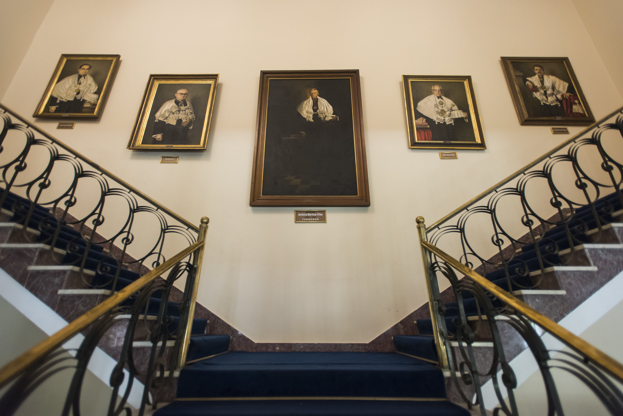 Escadaria do Salão Nobre da Reitor, com quadros de pinturas de ex-reitores da UFC